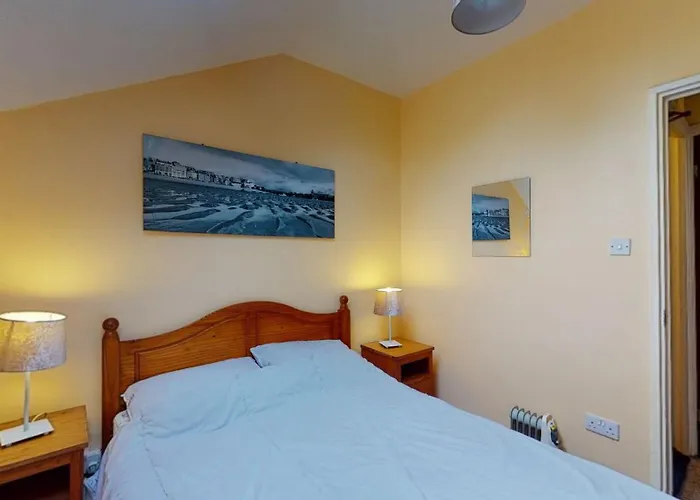 11 Strawberry Hill, Tolroy Manor